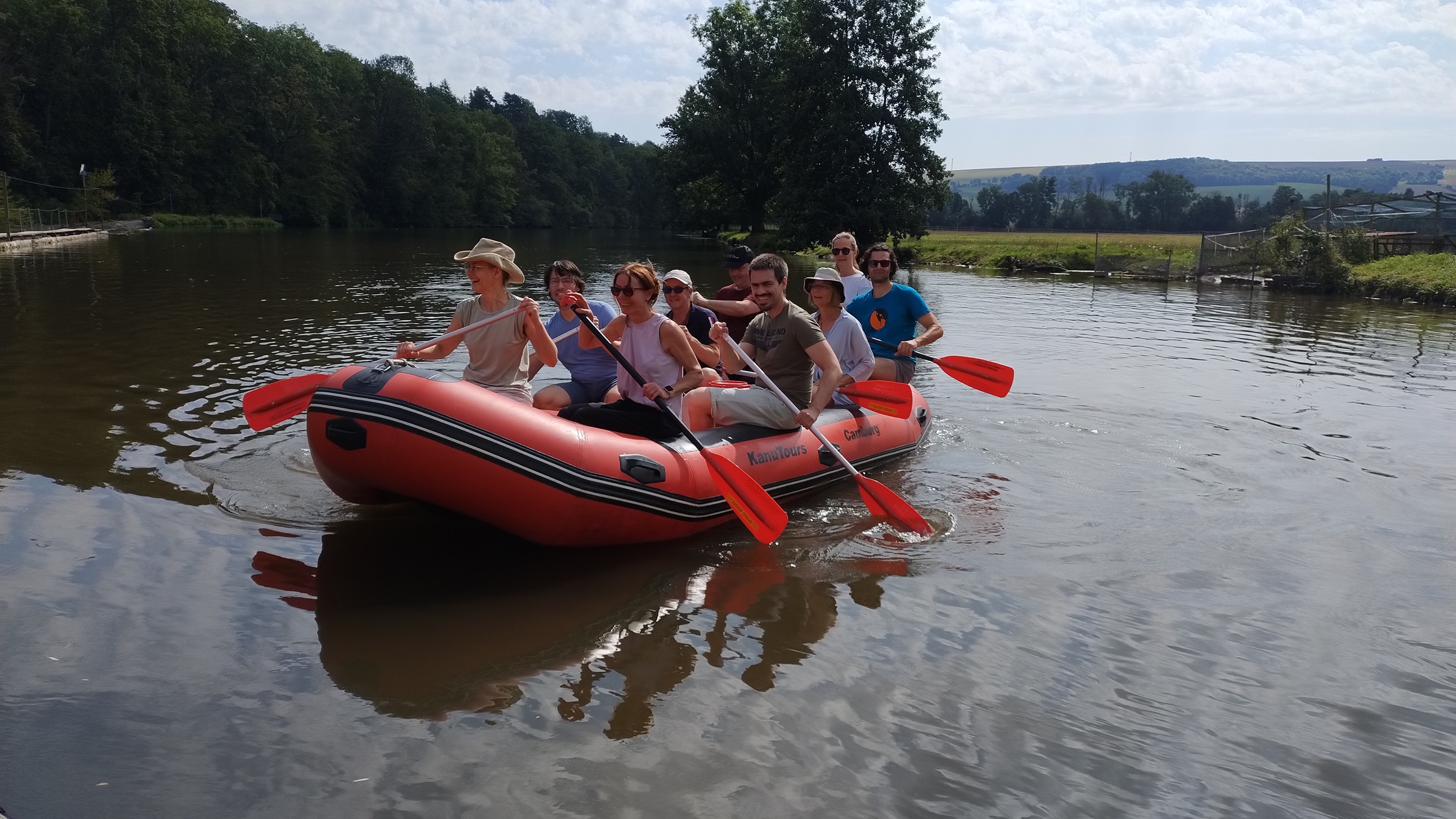 Team auf einem Fluss im Schlauchboot