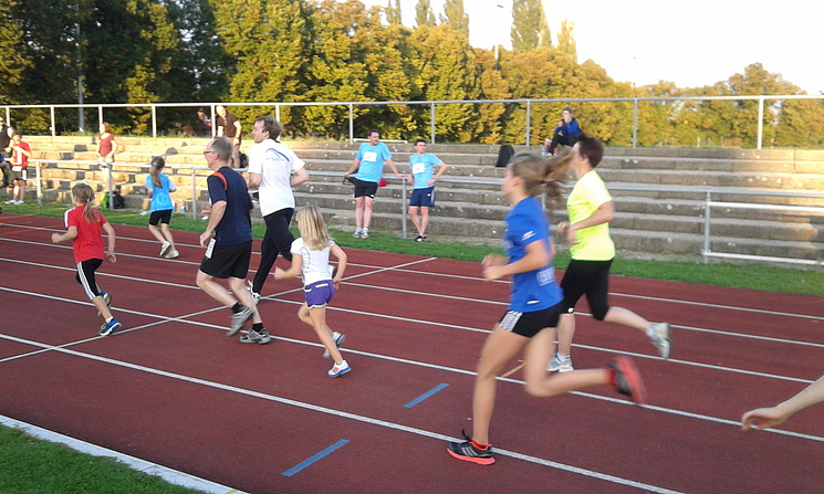 Benefixlauf 2014 LäuferInnen auf dem Lauffeld
