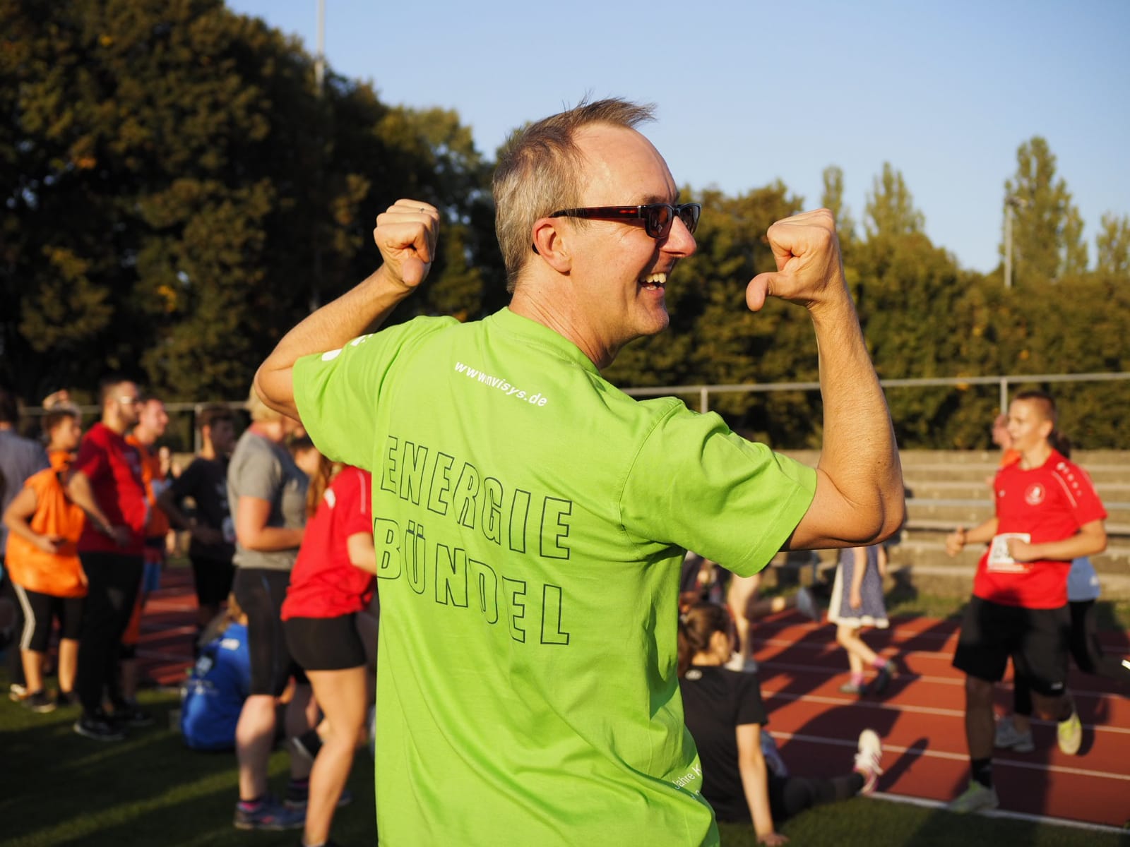 Benefixlauf 2018, Energiebündel Winfried Schöffel T-Hsirt Aufschrift Energiebündel, mit den Daumen auf seinen Rücken zeigend, lachend