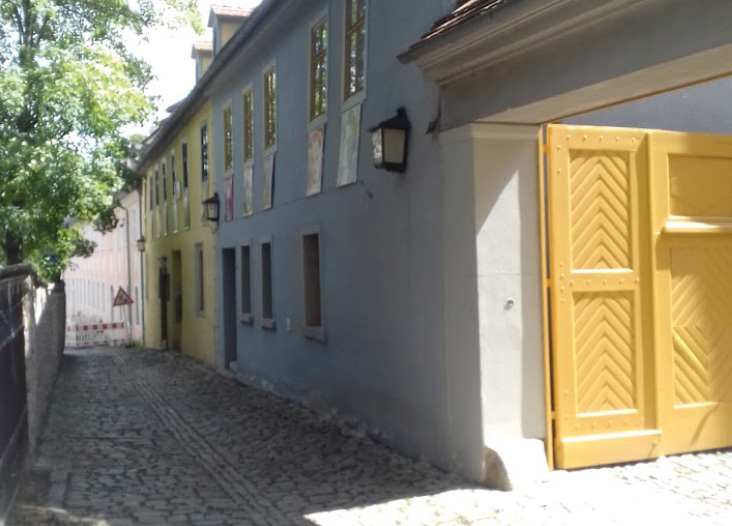 Weimarer Mal- und Zeichenschule Straße und Gebäude, die die Weimarer Mal- und Zeichenschule zeigen