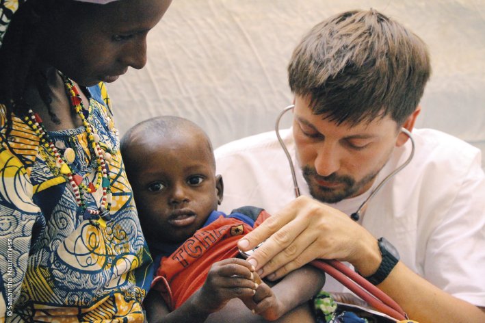 Ärztze ohne Grenzen: Tschad: Zahlreiche Kinder brauchen lebensrettende medizinische Hilfe, wie dieses Kind in Bitoye im Süden des Landes. © Samantha Maurin/MSF Arzt von Ärzte ohne Grenzen untersucht ein Kind