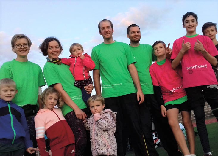Benefixlauf 2019 Gruppenbild Erwachsene und Kinder mit den Läufern von ENVISYS